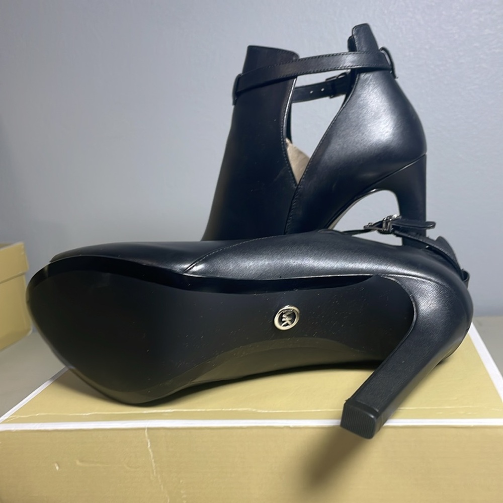 MICHAEL MICHAEL KORS
Lawson Leather Open-Toe
Women’s size 10M - Picture 4 of 6